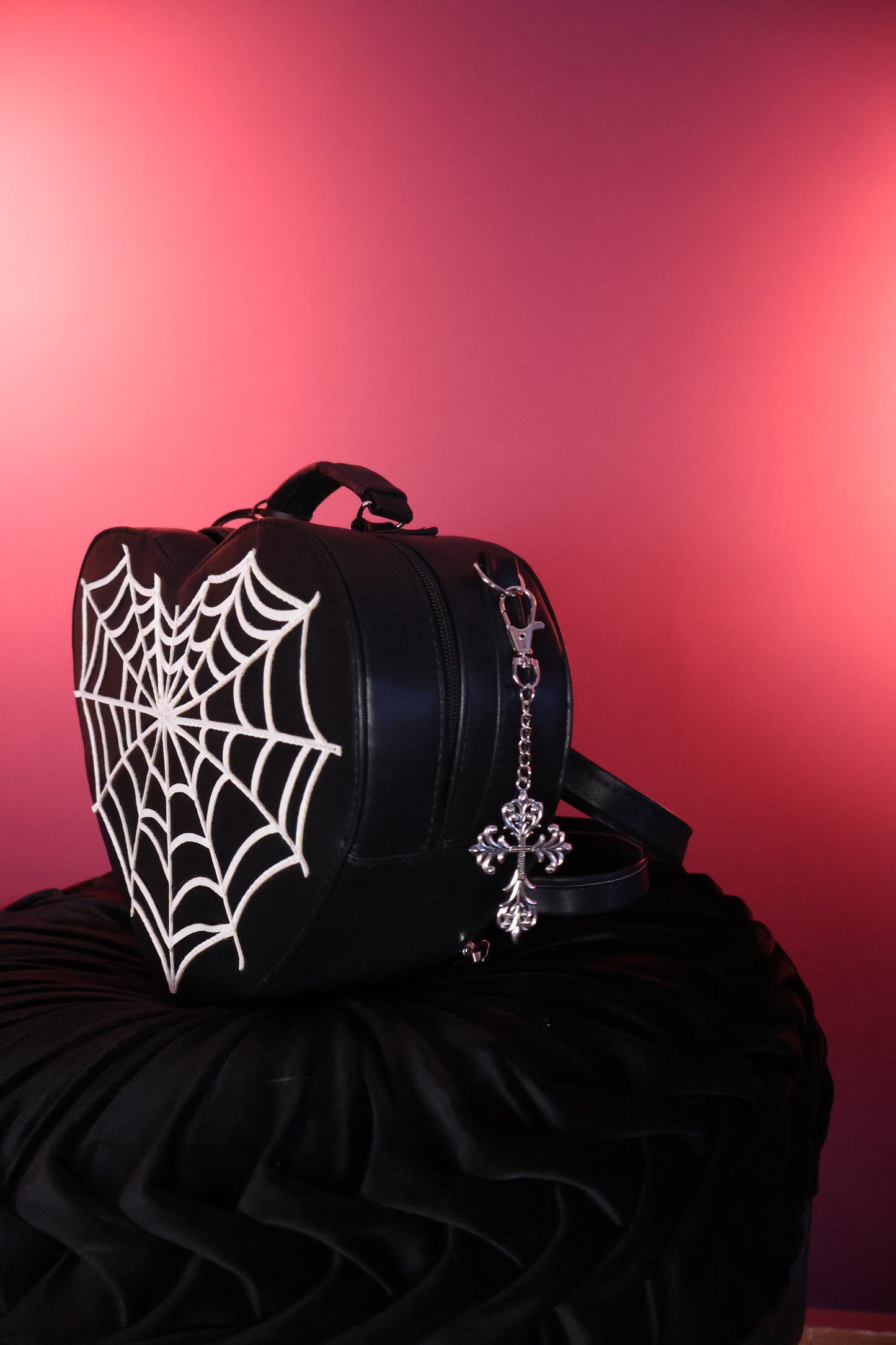 Nocturnal Sanctum | Mochila Gótica de Corazón con Diseño Telaraña