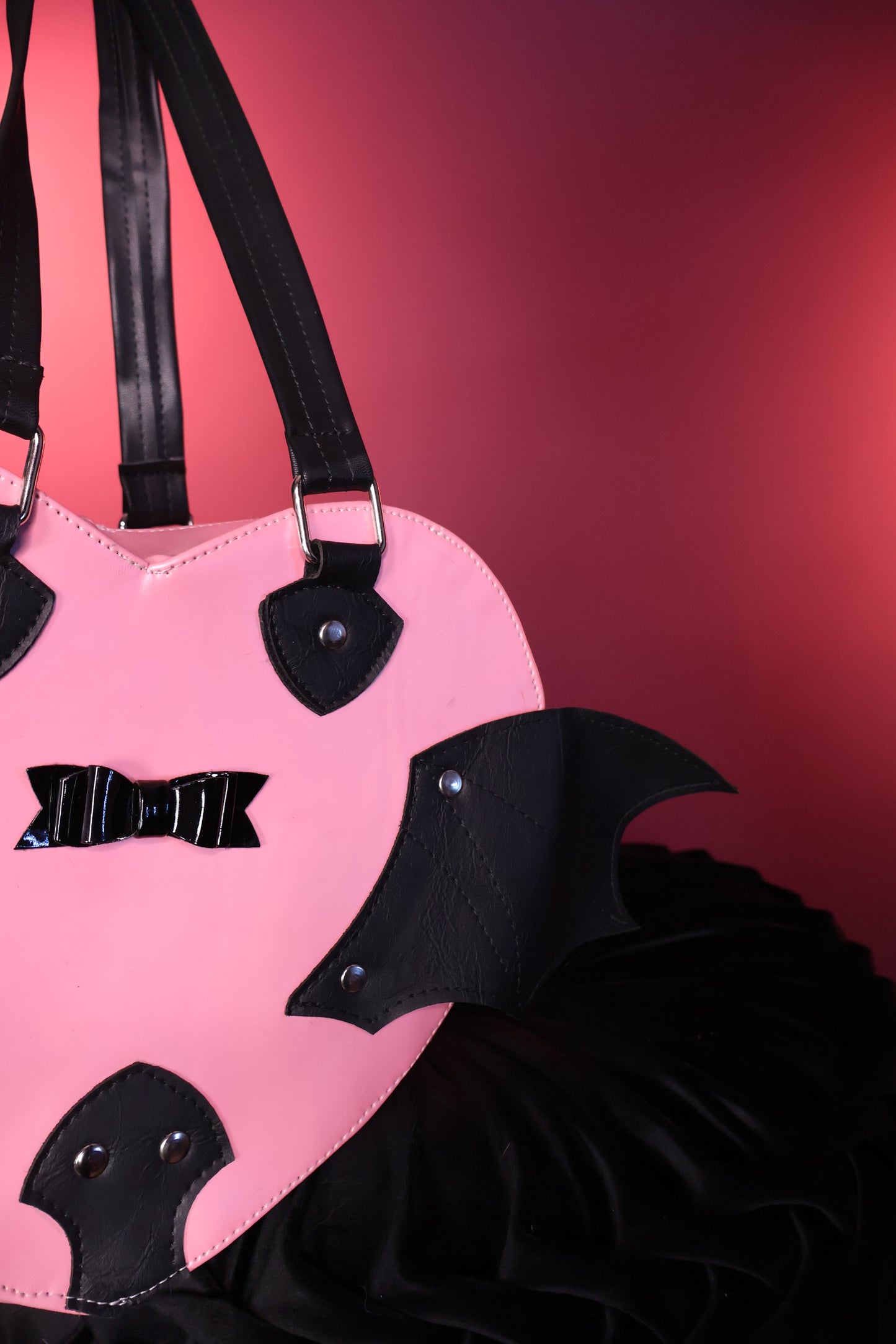 Blush Phantom | Mochila Gótica de Corazón Rosa con Alas de Murciélago y Moño