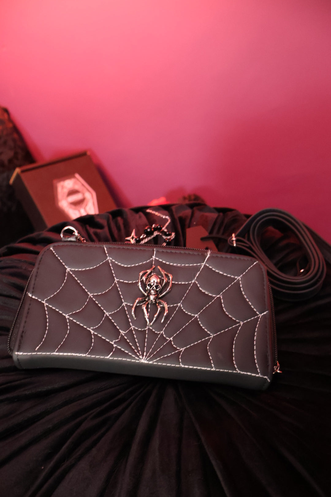 Venom Clutch | Cartera Doble Cierre con Diseño de Telaraña