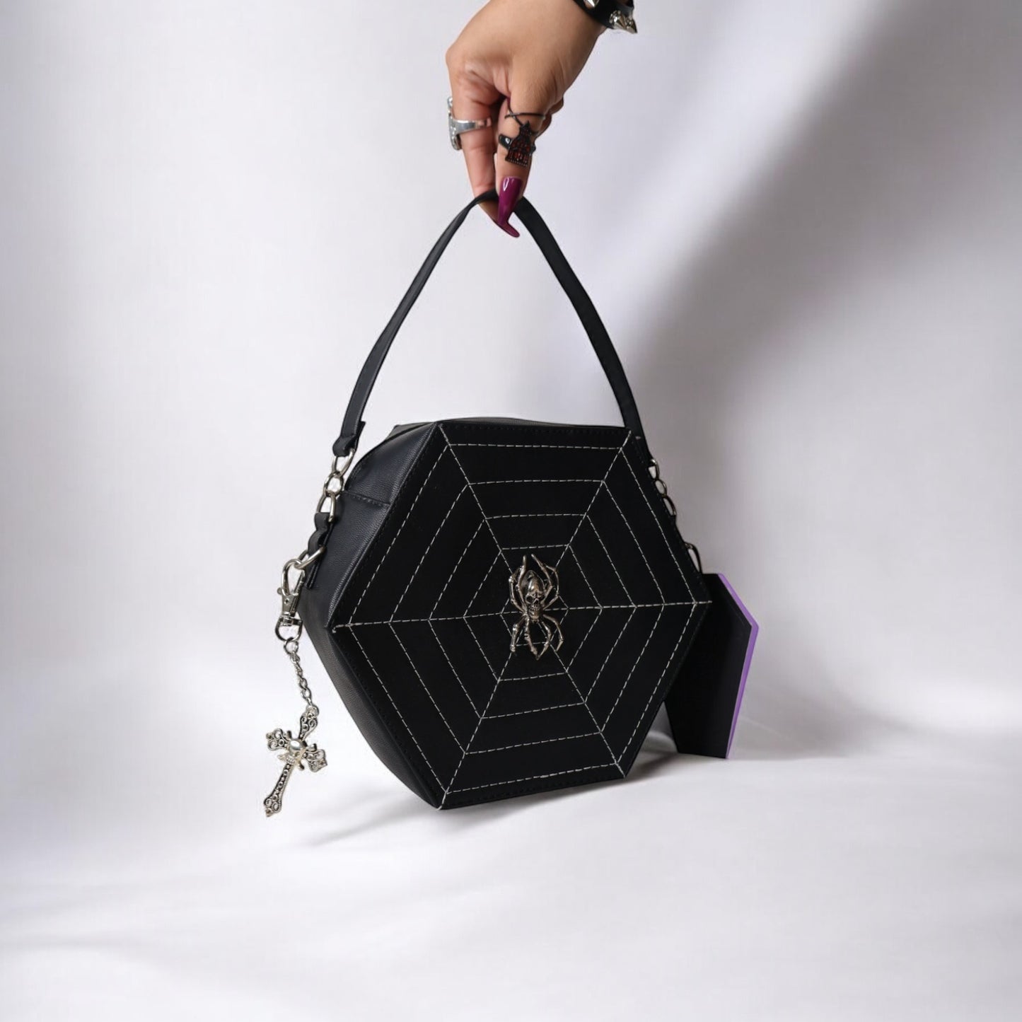 Arachne Hex | Mochila Hexagonal Gótica con Bordado de Telaraña