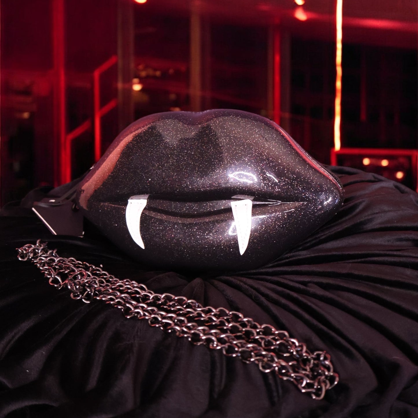 Venom Kiss | Bolso Vampírico de Vynil Negro con Diseño Labios y Colmillos