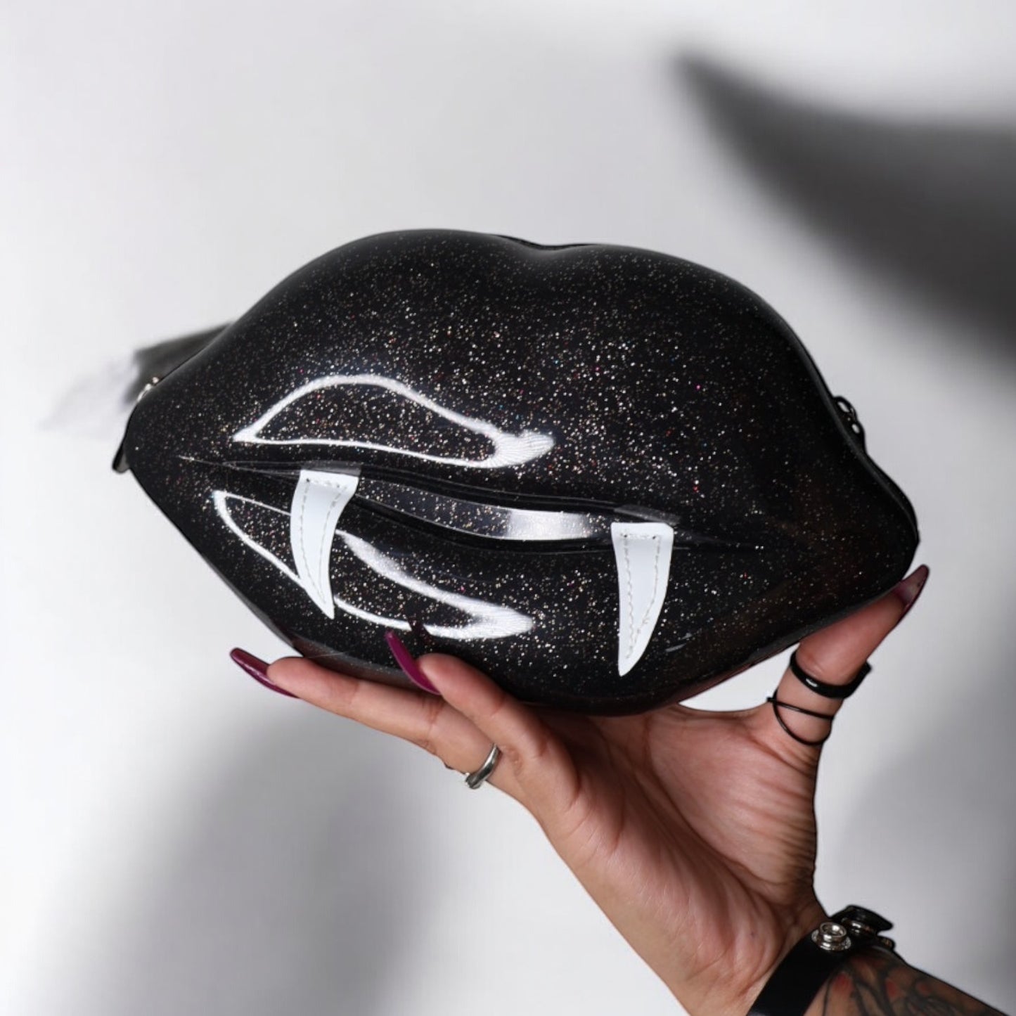 Venom Kiss | Bolso Vampírico de Vynil Negro con Diseño Labios y Colmillos