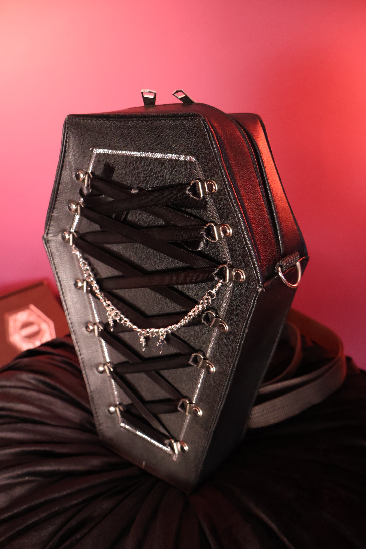 Nocturnal Requiem | Mochila Gótica de Ataúd con Diseño Corset y Cadena