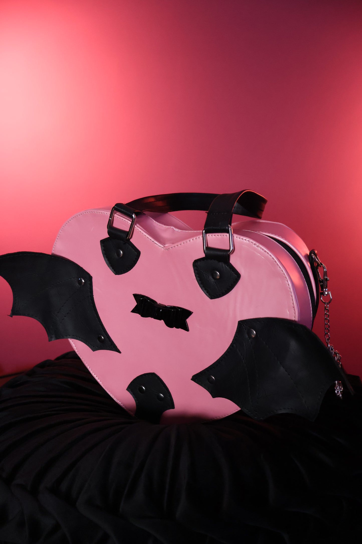 Blush Phantom | Mochila Gótica de Corazón Rosa con Alas de Murciélago y Moño