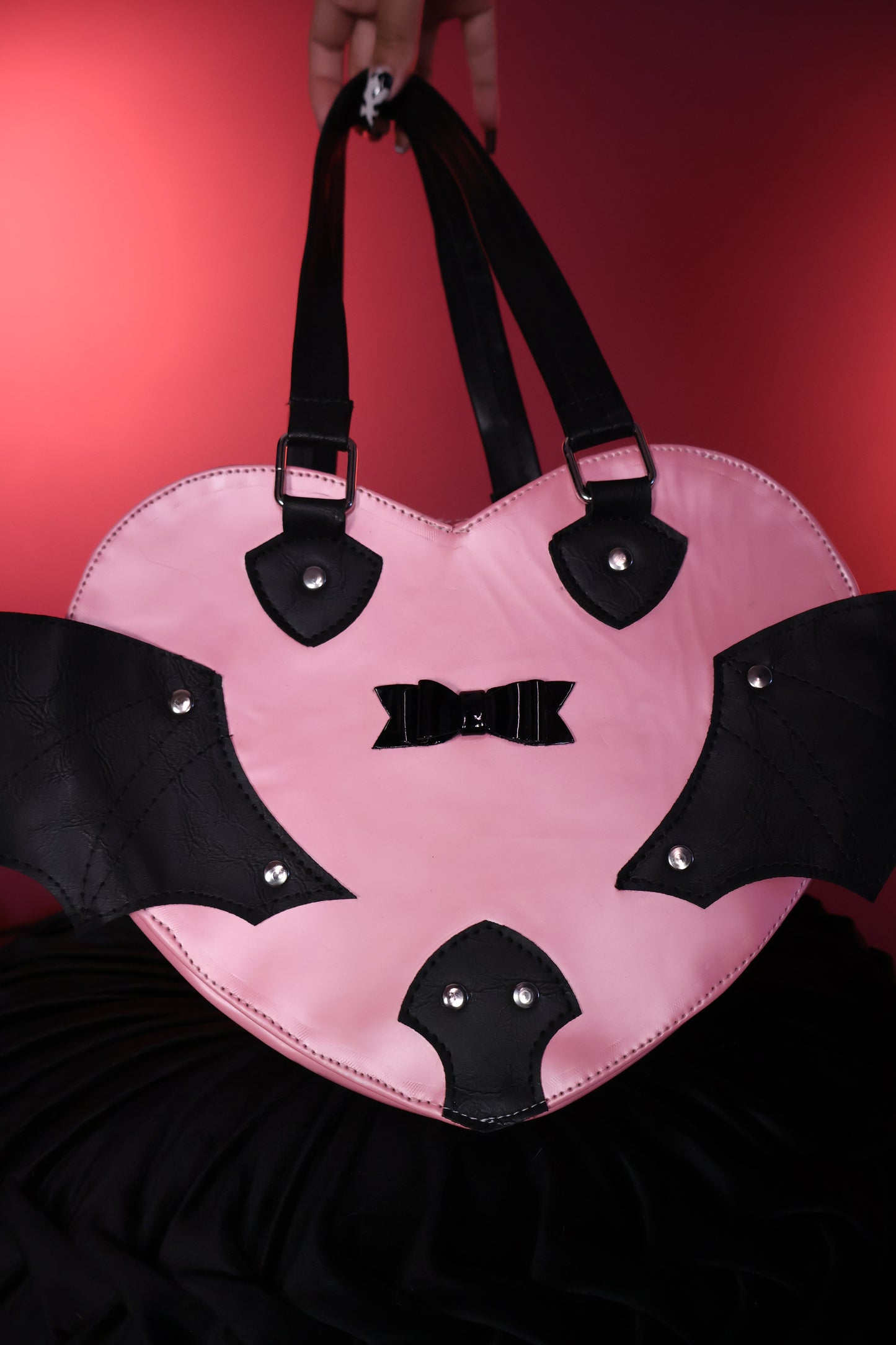 Blush Phantom | Mochila Gótica de Corazón Rosa con Alas de Murciélago y Moño