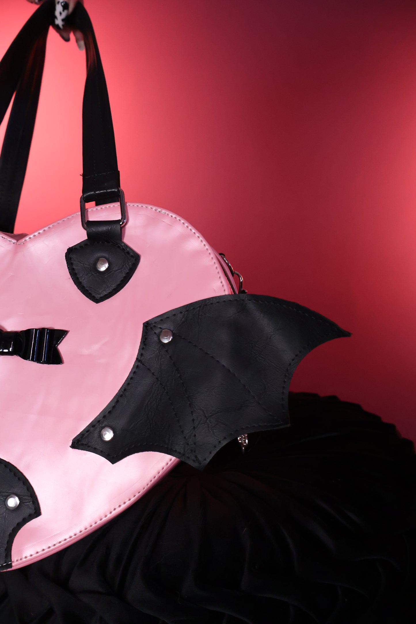 Blush Phantom | Mochila Gótica de Corazón Rosa con Alas de Murciélago y Moño