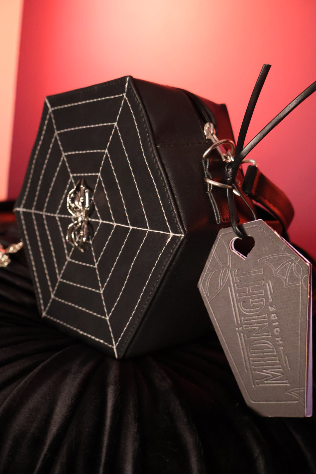 Arachne Hex | Mochila Hexagonal Gótica con Bordado de Telaraña