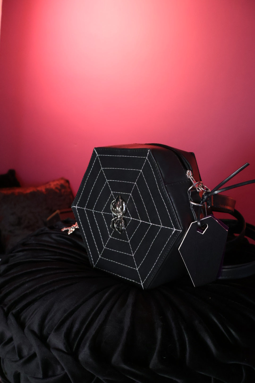 Arachne Hex | Mochila Hexagonal Gótica con Bordado de Telaraña