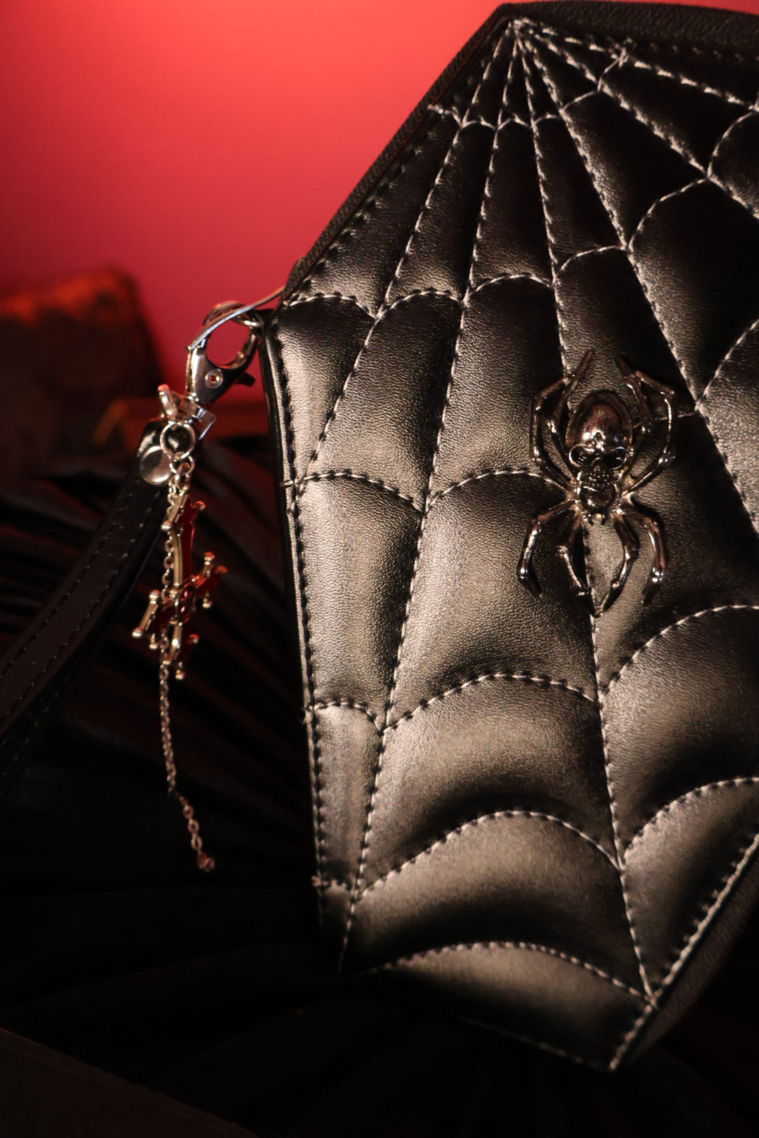 Widow’s Kiss | Cartera de Ataúd con Diseño Telaraña