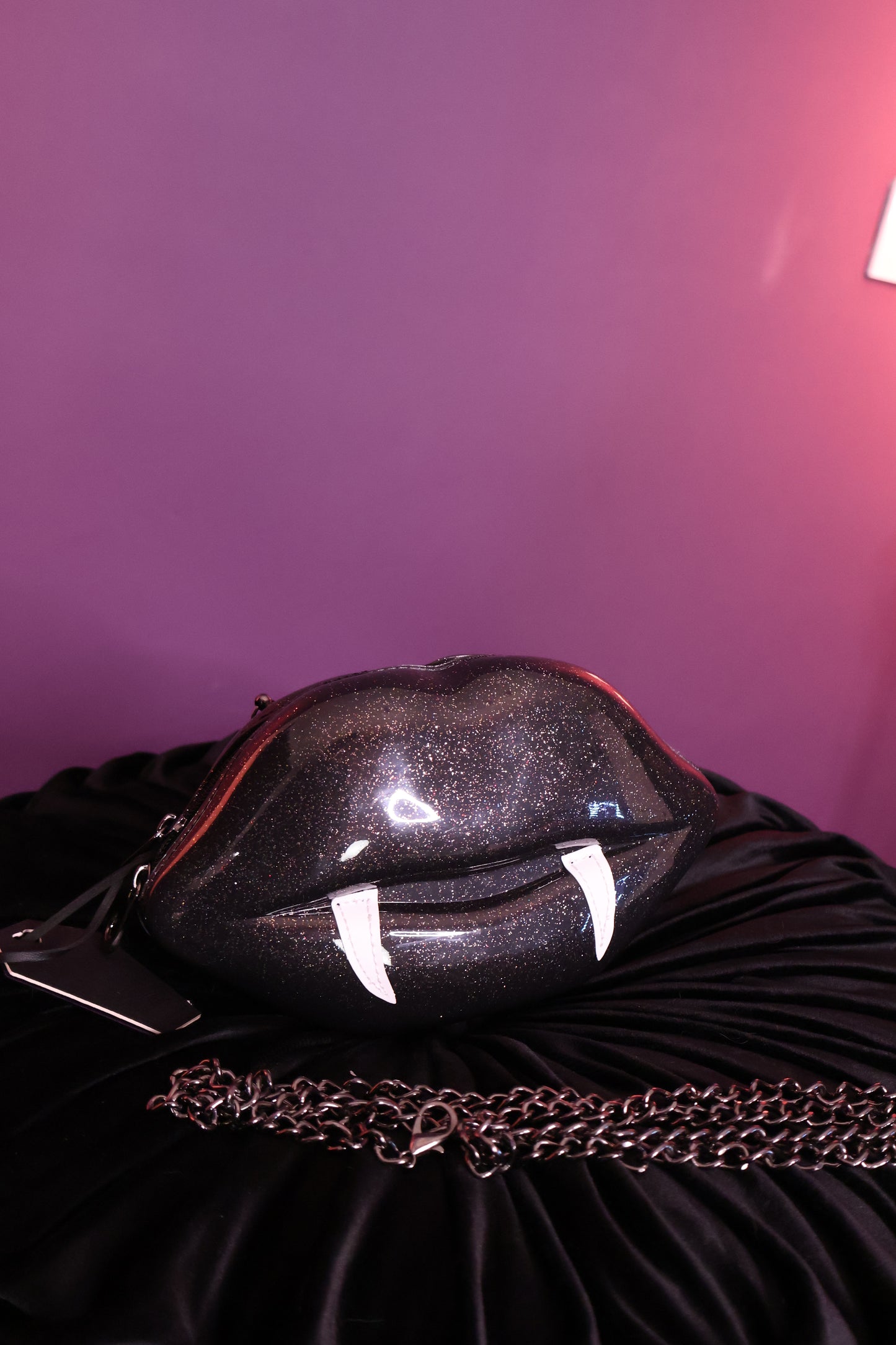 Venom Kiss | Bolso Vampírico de Vynil Negro con Diseño Labios y Colmillos