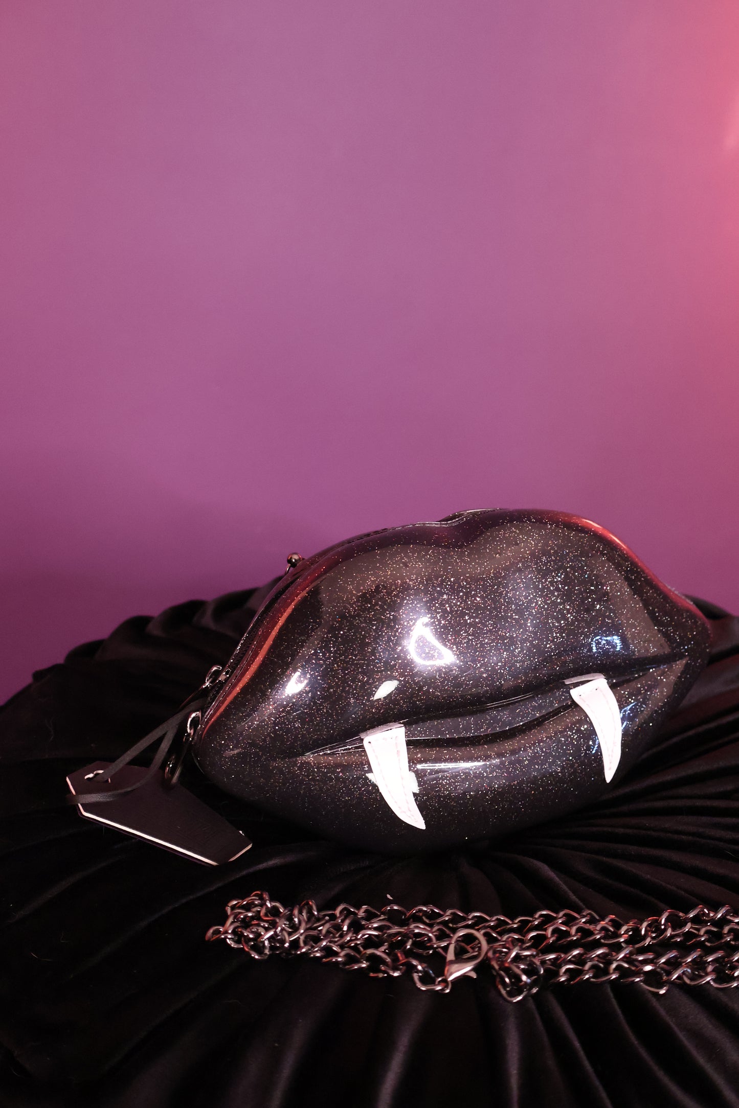 Venom Kiss | Bolso Vampírico de Vynil Negro con Diseño Labios y Colmillos