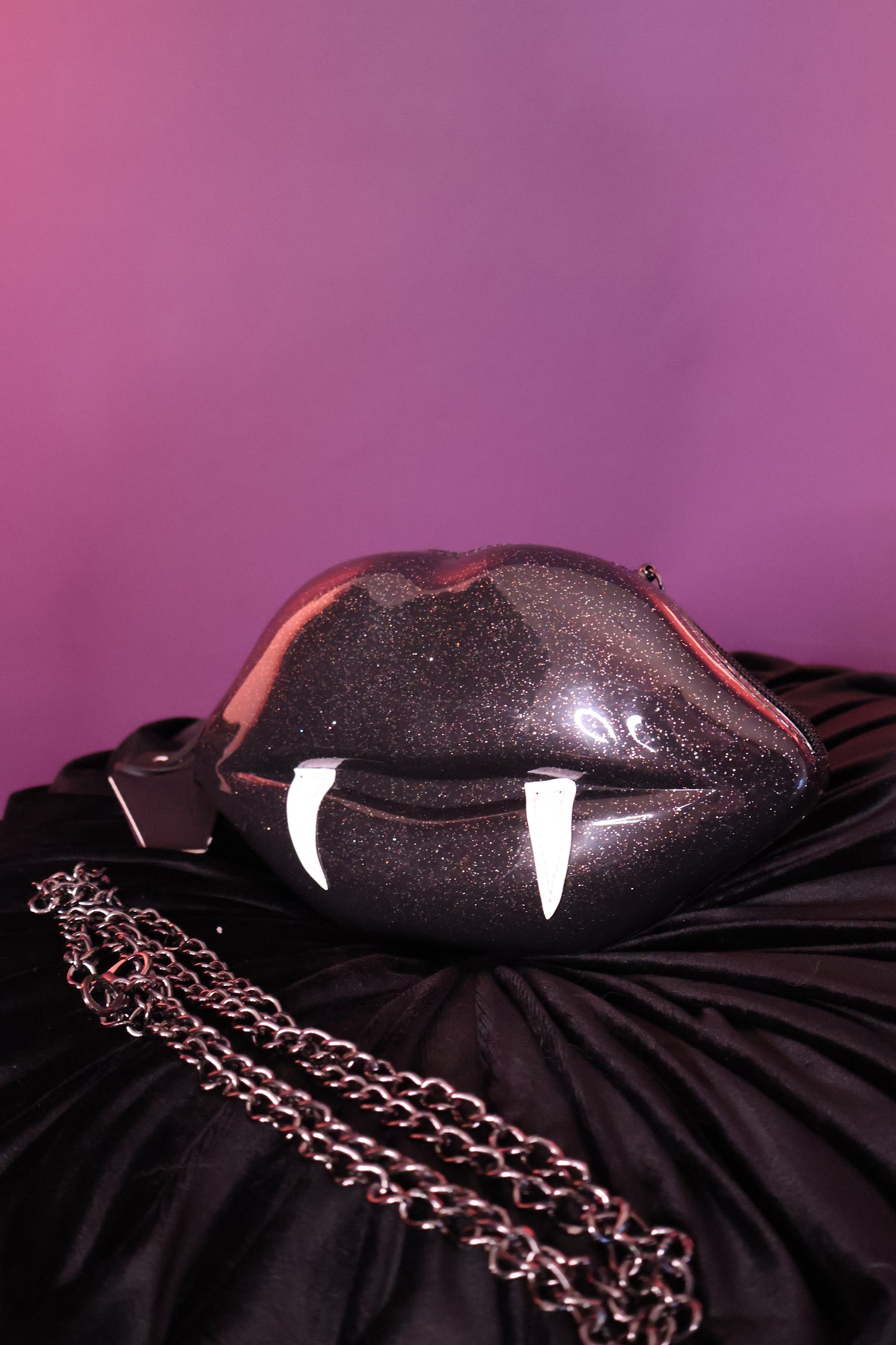 Venom Kiss | Bolso Vampírico de Vynil Negro con Diseño Labios y Colmillos